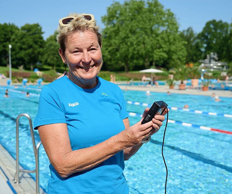 Ohne Menschen geht es nicht: Zweimal täglich misst Schwimmmeisterin Katrin Schulze die Temperatur des Wassers.