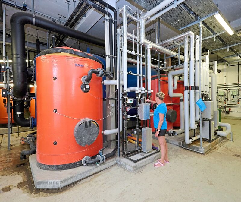 Die Pufferspeicher für das Duschwasser werden regelmäßig von der Schwimmmeisterin kontrolliert.