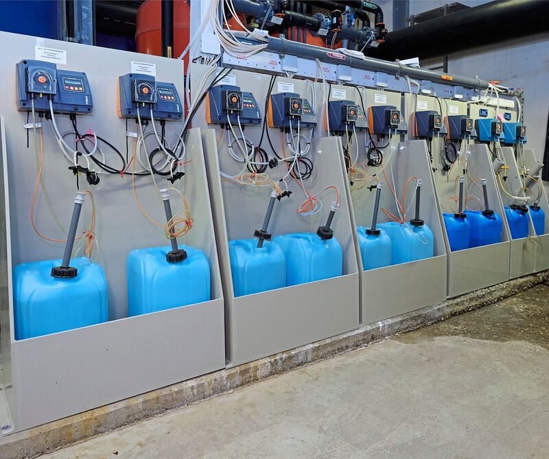 Das Flockungsmittel wird bei der Reinigung des Wassers im Filter benötigt.