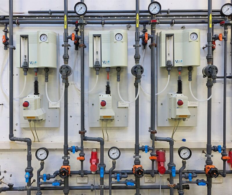 Wichtig für die Reinigung der Becken: Chlorregelgeräte dosieren die Chlorlösung.