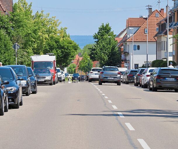 Dicht an dicht stehen in der Friesenstraße die Autos – am Wochenende blockieren gerne Transporter die Parkplätze.