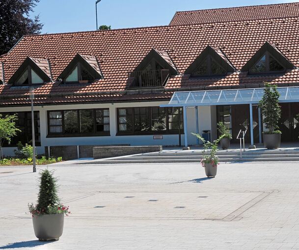 Ähnlich trocken wie kurz vor der Einweihung präsentiert sich auch aktuell das Wasserspiel vor dem Bürgerhaus.