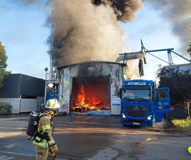 Retter hatten noch versucht, diesen Lastwagen aus dem Brandbereich zu schaffen.