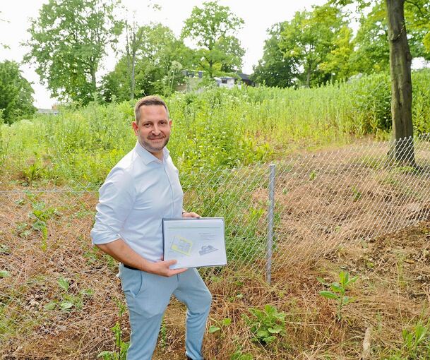 Bürgermeister Stefan Benker auf dem überwucherten Gelände des alten Kindergartens: Schon bald sollen hier Wohnhäuser gebaut werden.