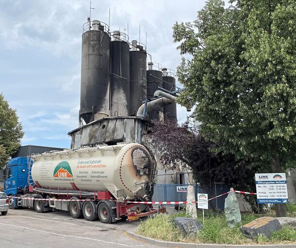 Auf den Silos waren seit dem Hamas-Überfall bis Sonntagfrüh zwölf israelische Fahnen angebracht.