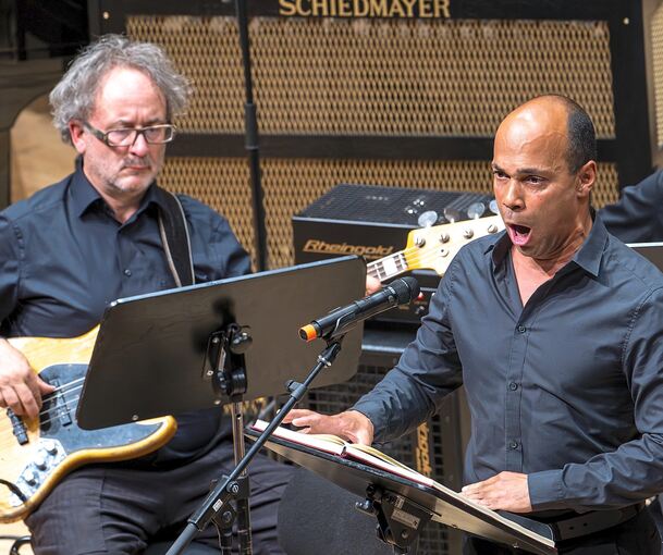 Lyrische Hymne auf die Freiheit: Der Bariton Daniel Ochoa (rechts) und Mini Schulz am Bass.