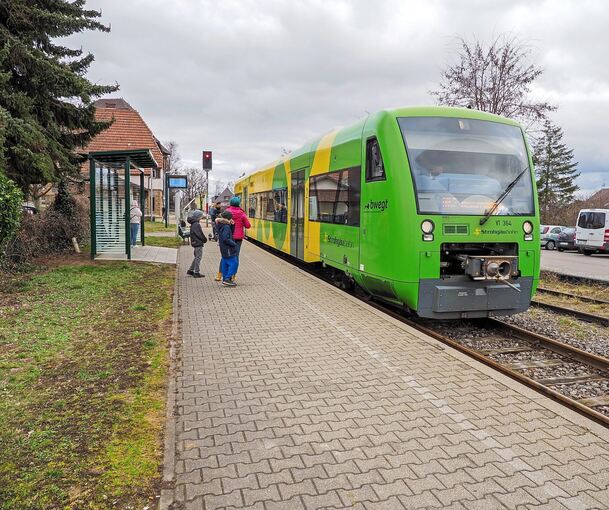 Von Anfang Juli bis Mitte September wird die Strohgäubahn nicht am Heimerdinger Bahnhof halten. Er wird barrierefrei ausgebaut.