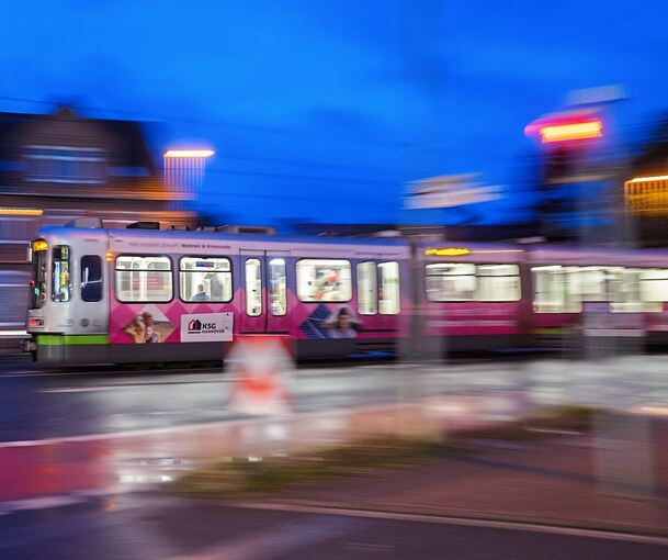 Im niedersächsischen Laatzen fährt eine Stadtbahn der Hannoverschen Verkehrsbetriebe.