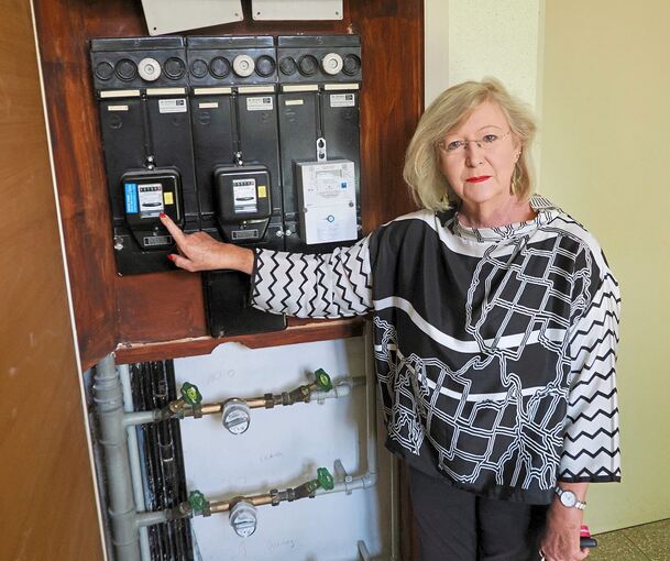 Hildegard Ehrenfried zeigt im Treppenhaus vor ihrer Kornwestheimer Wohnung auf den Stromzähler.