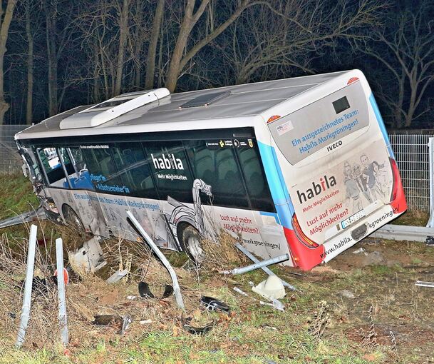 Januar 2024: Der verunglückte Bus am Rand des Regenüberlaufbeckens.