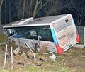 Januar 2024: Der verunglückte Bus am Rand des Regenüberlaufbeckens.