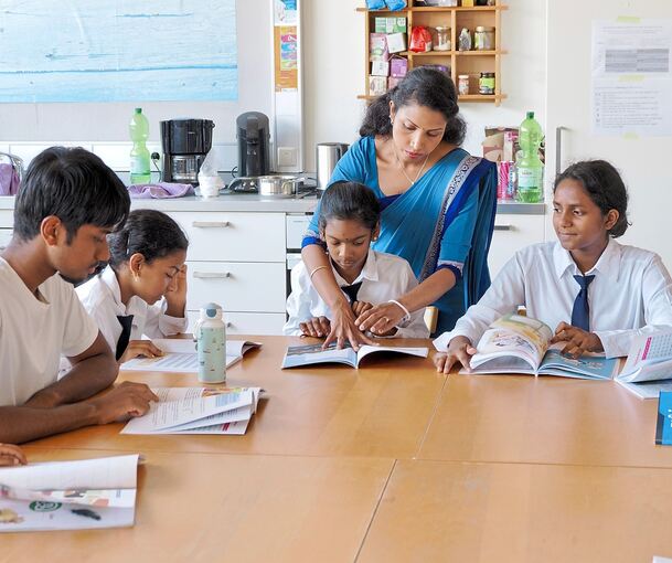 Lehrerin Ragavan Peramakumari beim Unterrichten.
