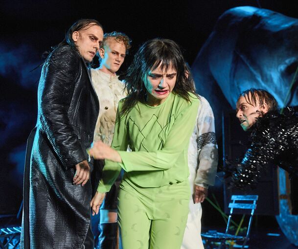 Groteske Figuren: „Zur schönen Aussicht“ am Schauspiel Stuttgart.