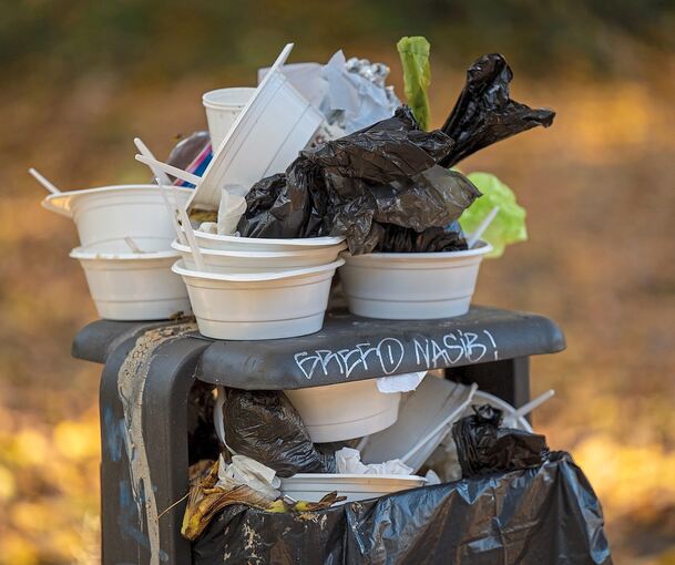 Solch ein Anblick von aufgetürmtem Eingweggeschirr bietet sich leider immer wieder. Trotzdem wird es in Ludwigsburg keine Verpackungssteuer geben.
