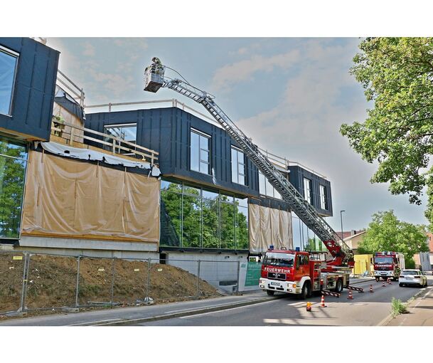 Einsatzkräfte der Feuerwehr in der Gerlinger Straße in Ditzingen.