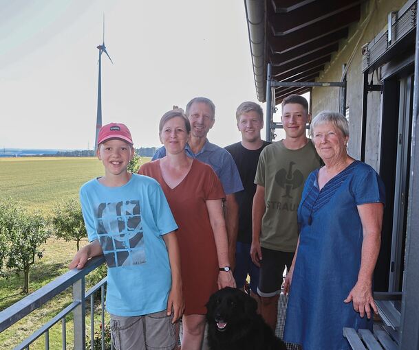 Lieber das Windrad vor der Haustür, als die Wolke des Atomkraftwerks in Neckarwestheim in der Luft: Die drei Generationen der Familie Würth auf dem Birkenhof in Ingersheim.