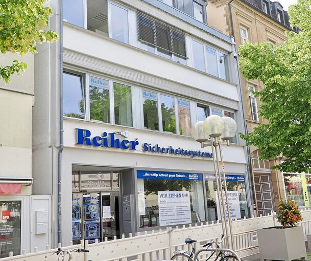 Derzeit von Bauzäunen fast verborgen: Reiher Sicherheitssystem in der Unteren Markstraße. Jetzt schließt der Laden.