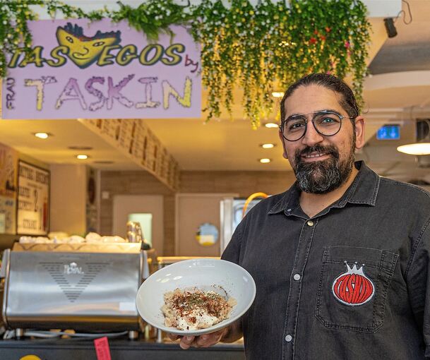 Manti mit Naturjoghurt, verfeinert mit Minze und Paprikapulver: Osman Taskin präsentiert seine türkischen Teigtaschen.