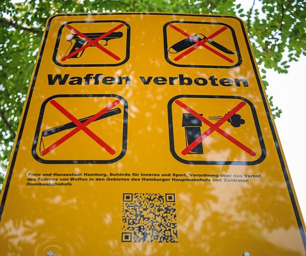 Ein Schild weist eine Waffenverbotszone aus: Nach dem Messerangriff von Solingen versuchen Kommunen auch im Kreis Ludwigsburg so, für Sicherheit auf Festen zu sorgen.