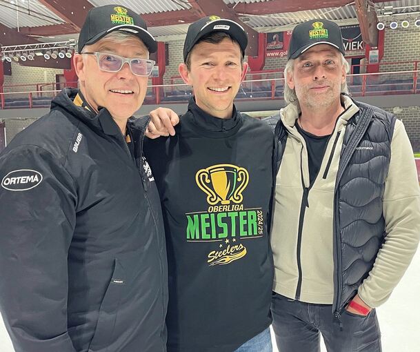 Erst die Oberliga-Meisterschaft, jetzt die DEL2-Lizenz: SCB-Präsident Hanno Höhn, Steelers-Geschäftsführer Gregor Rustige und Aufsichtsratschef Martin Kemmler (von links) – hier nach dem Titelgewinn Ende April in der Wedemark – haben allen Grund zur