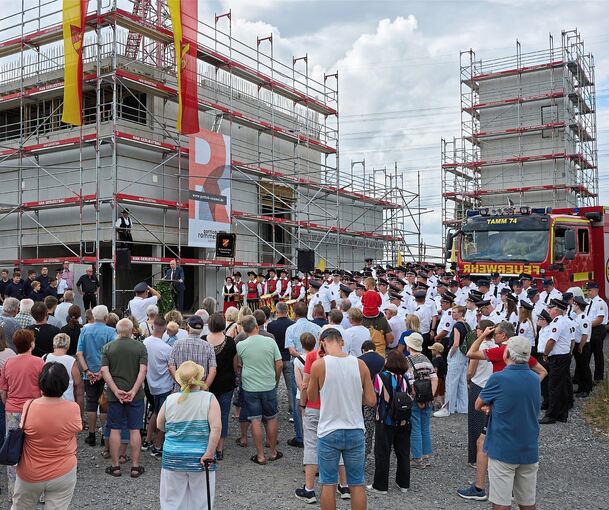 Im Sommer wurde Richtfest am neuen Feuerwehrhaus gefeiert. Das Projekt wird dieses Jahr fertiggestellt und ist eine der größten Investitionen der Stadt.