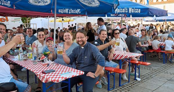 Gute Laune unterm Schirm auf dem Marktplatz.