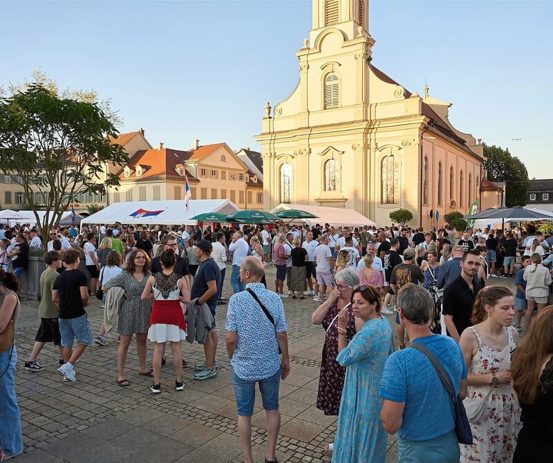 Voller Marktplatz.