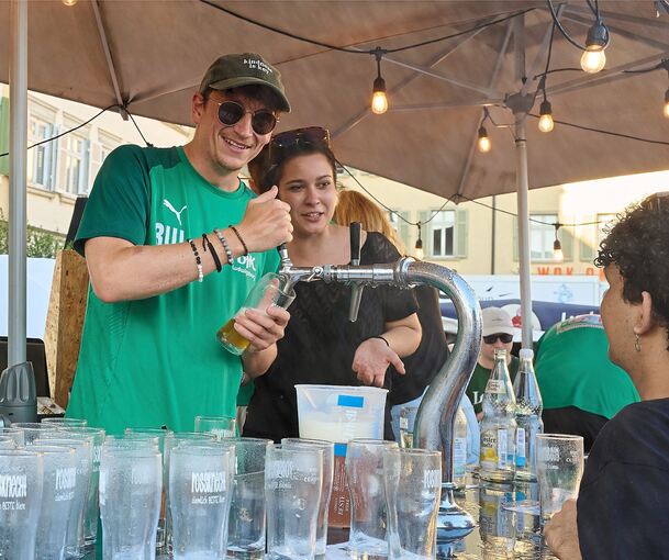 Viel trinken! Auch beim Ludwigsburger Marktplatzfest sollten die Besucher auf ausreichend Flüssigkeit achten – und am besten nic Viel trinken! Auch beim Ludwigsburger Marktplatzfest sollten die Besucher auf ausreichend Flüssigkeit achten – und am besten nicht allein Bier trinken.
