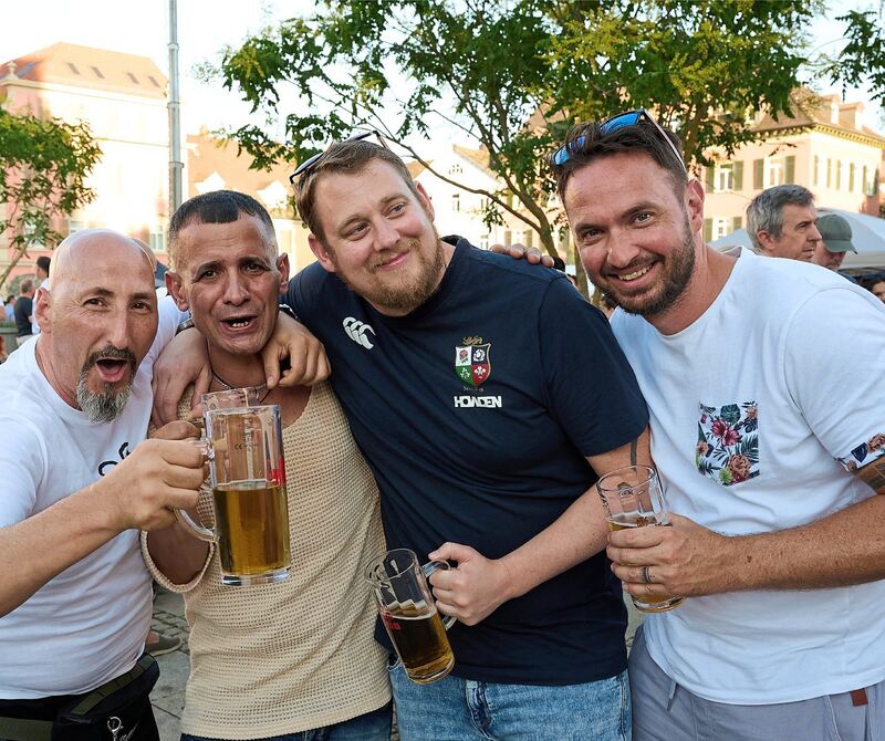 Gut gelaunte Freunde.