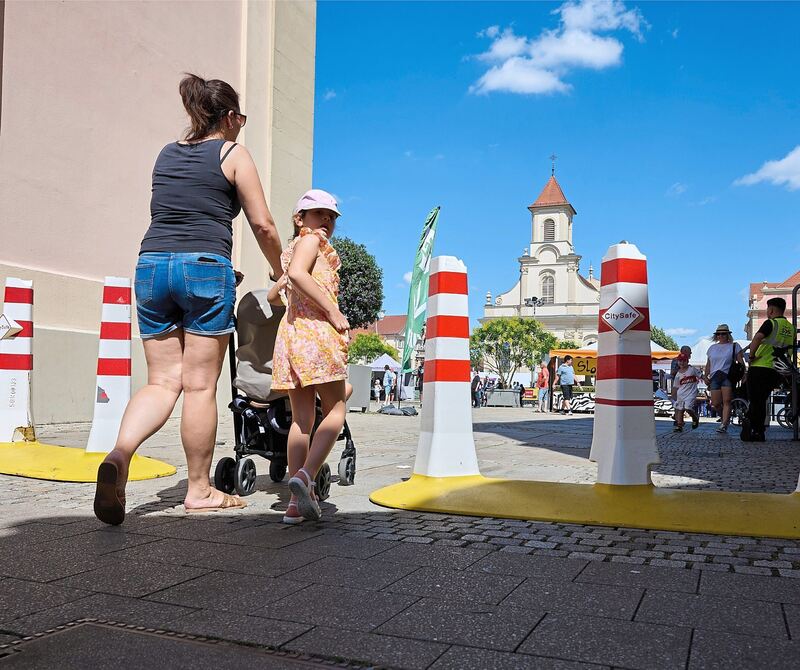Freundliche Poller zur Absperrung