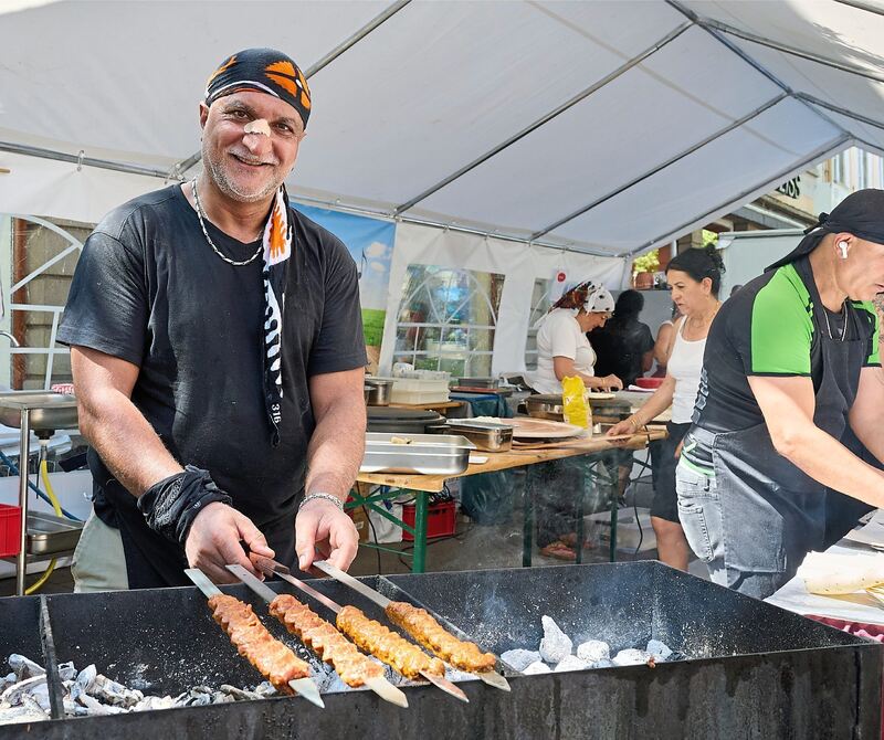 Spieße braten: Ein heißer Job bei über 30 Grad.