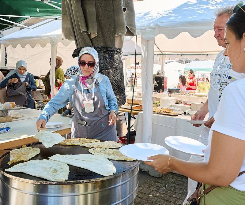 Das Fladenbrot wird frisch gemacht.