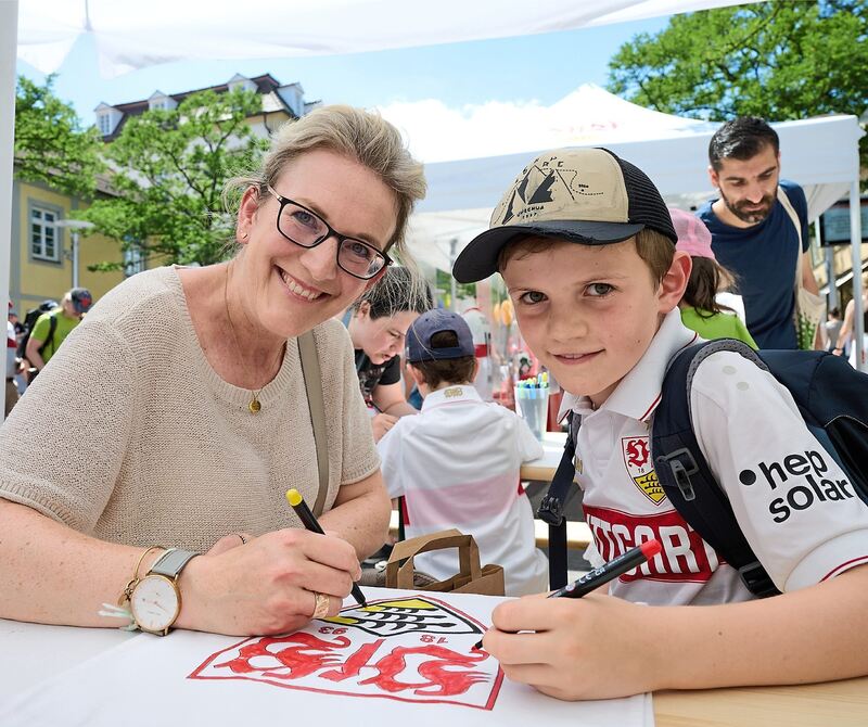 Beim VfB können Taschen und Co. bemalt werden.