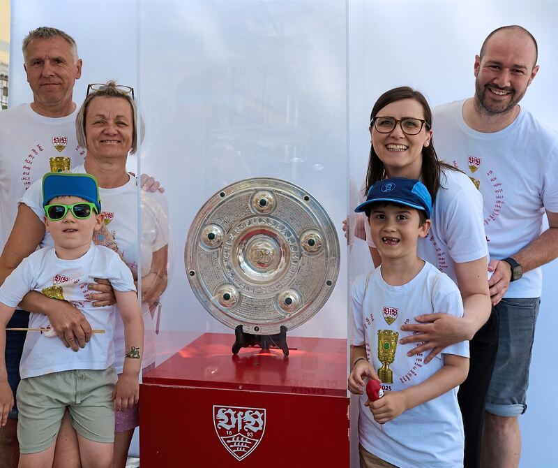 Welcher VfB-Fan träumt da nicht von: Ein Foto mit Meisterschale oder Pokal.