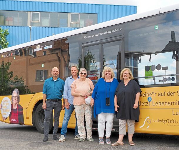 Ein ganzer Bus wirbt für die Tafel, dank der Beteiligten (v.l.) Matthias Kunz (KWS Verkehrsmittelwerbung), Hergen Blase (Geschäftsführer Ludwigstafel), die Spenderin, Ursula Eberwein (Vorsitzende Ludwigstafel) und Ursula Läutzins (LVL).