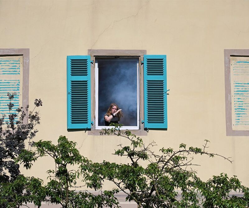 Aus dem Fenster drang dicker Rauch.