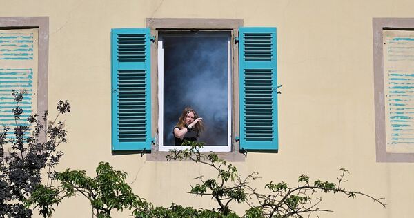 Aus dem Fenster drang dicker Rauch.