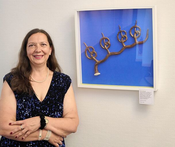 Birgit Stengel zeigt im Rathaus ihre Brezelkunst.
