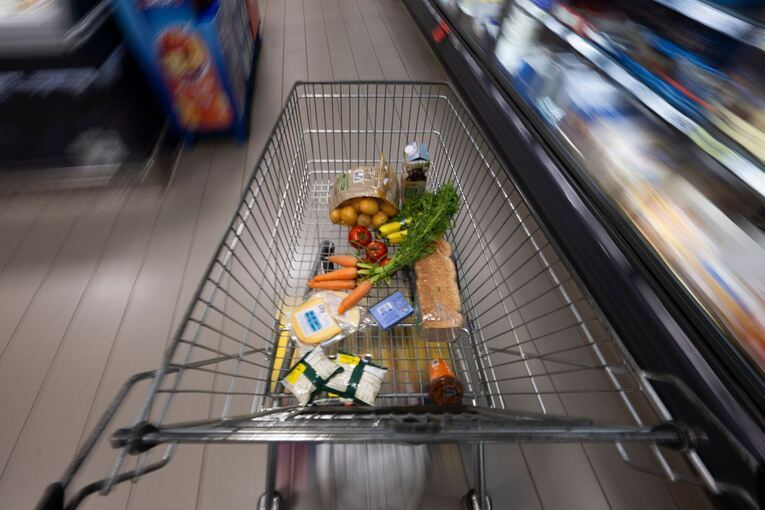 Einkaufswagen mit Lebensmitteln
