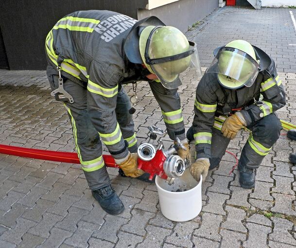 Dieser Eimer mit laut Feuerwehr „undefinierbarem Inhalt“ löste den Feuerwehreinsatz aus. Dieser Eimer mit laut Feuerwehr „undefinierbarem Inhalt“ löste den Feuerwehreinsatz aus.