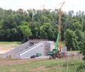 Das Auslassbauwerk ist fertig. Jetzt kommen die neun Meter hohen Dämme. 265000 Kubikmeter Wasser sollen hier gestaut werden.