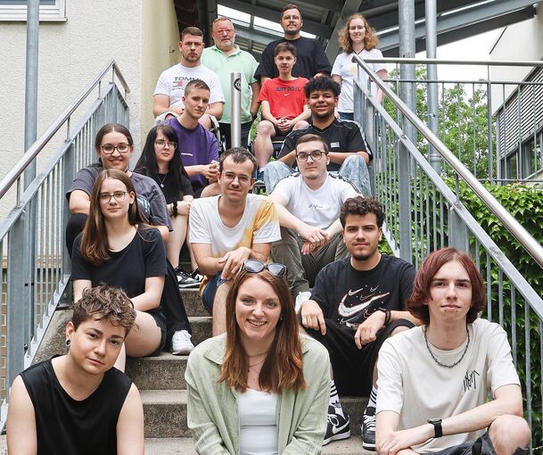 Stolze Preisträger: Diese Auszubildenden des Ausbildungszentrums der Karlshöhe haben beim Landeswettbewerb Preise gewonnen. Unten sitzt das Comic-Team mit Milan Winzenried, Lea Großmann und Dominik Damerow (von links). Oben stehen der Schulleiter Udo