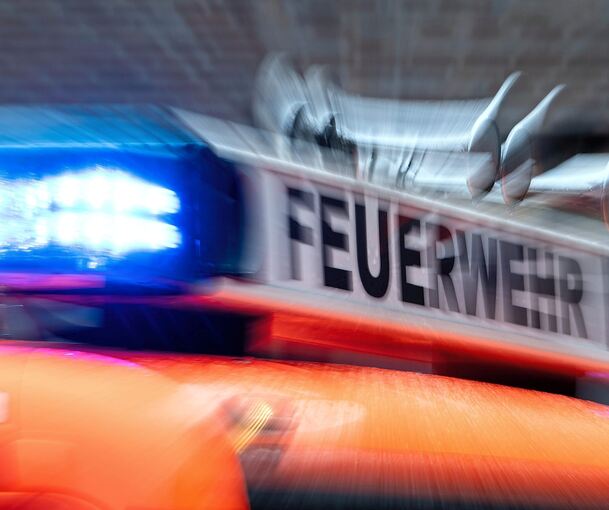 Die Feuerwehr versucht noch zu helfen.