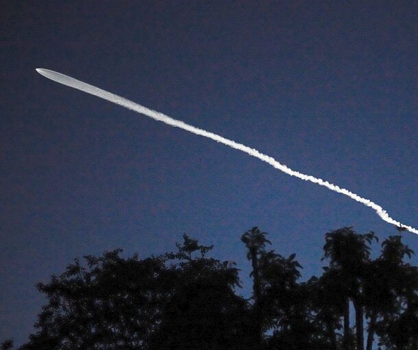 Eine SpaceX Falcon 9-Rakete mit 26 Starlink-Satelliten startet in Kalifornien.