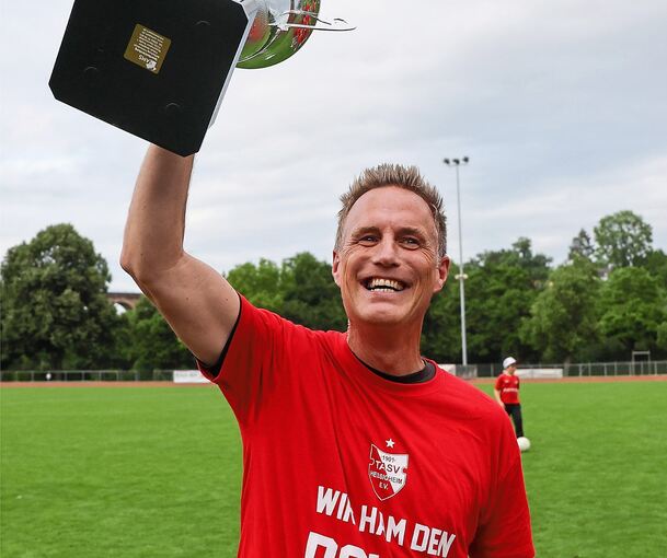 Andreas Lechner, hier mit dem Pokal (Mai 2025) als der TASV Hessigheim den Bezirkspokal der Männer gewann.