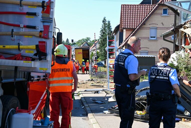 Lastwagen kommt von der Straße ab und kracht in Gaststätte