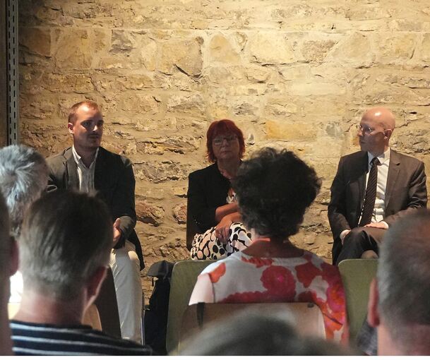 Eng ging es bei der SPD-Veranstaltung mit Bürgermeister Ron Keller (links) in der Alten Kelter zu.