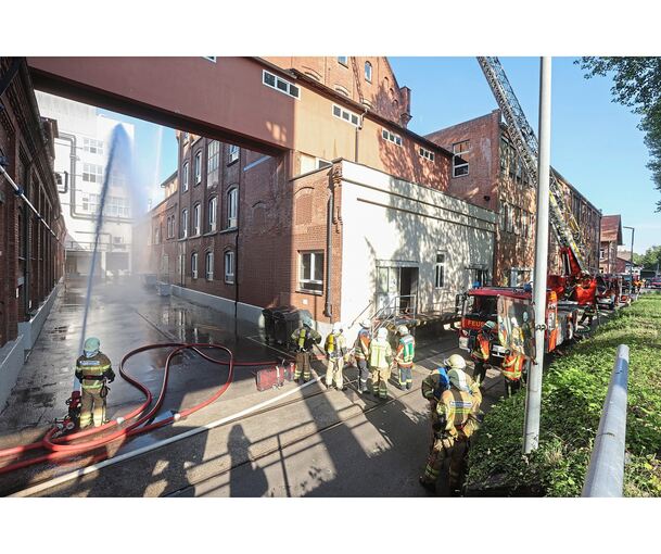 Große Schläuche und Drehleiter werden bei der Übung im Sunchemical-Werk eingesetzt.