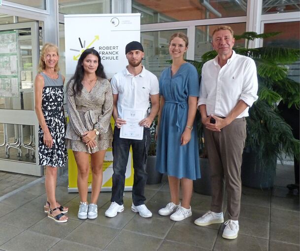 Abteilungsleiterin Sabine Schröder, Johanna Kelessidis, Julian Lok, Cornelia Klein und Schulleiter Steffen Benz (von links).