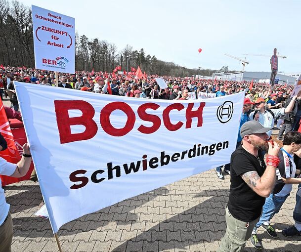 Stellenabbau - hier protestieren Mitarbeiter im März 2024 auf der Gerlinger Schillerhöhe dagegen - und Streichung der Zulage für Betriebsjubilare: Im Bosch-Konzern rumort es.